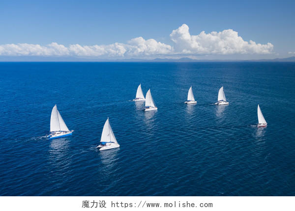 海天相接海面上的白色帆船美好未来